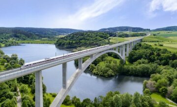 DB Fernverkehr mit ICE T Baureihe 411 passiert auf der Talbrücke den Froschgrundsee in Bayern (VDE 8)