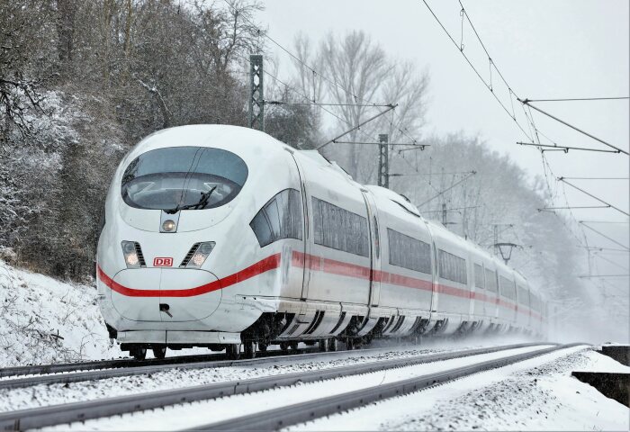 DB217833 ICE 3 im Winter