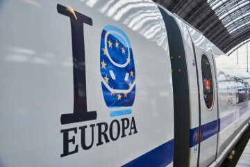 ICE Europa (ICE 3 Baureihe 406) mit dem Jubiläums-Logo "I love EUROPA" im Hbf Frankfurt am Main