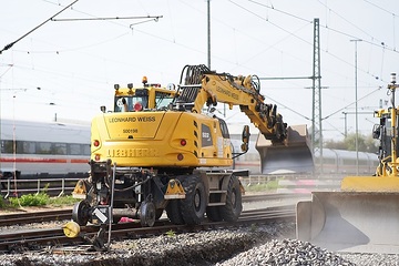Zweiwegebagger bei Gleisbauarbeiten auf der Riedbahn zwischen Riedstadt und Goddelau