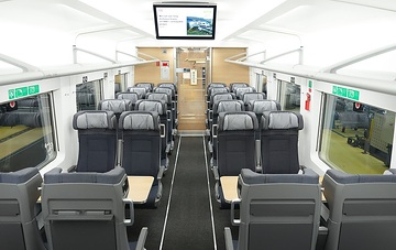 Die Deutsche Bahn präsentiert den ersten Wagen des neuen ICE L des spanischen Herstellers Talgo. Das L steht dabei für den englischen Begriff „low floor“, also „Niederflur". 2.Klasse Abteil