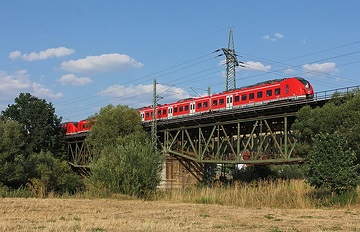 DB Regio: S-Bahn Nürnberg mit Baureihe ET 1440 auf einer Fischbauchbrücke bei Stadeln