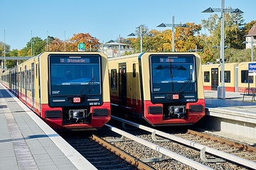 S-Bahn Berlin Züge der Baureihen ET 483/484 warten an der Haltestelle Olympiastadion auf ihren ersten Einsatz als S8