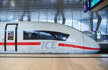 ICE 3neo Baureihe 408 des DB Fernverkehr in Frankfurt am Main Fernbahnhof Flughafen