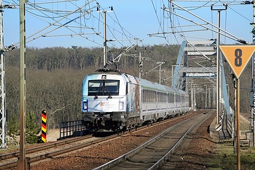 Frankfurt Oderbrücke - Ein EC beim passieren der Staatsgrenze zwischen der Republik Polen und der BRD. Der EC verkehrt als Kooperation von PKP Intercity und dem DB Fernverkehr in die Bundeshauptstadt.