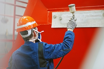 DB Fahrzeuginstandhaltung GmbH - Werk Paderborn - hier: Mitarbeiter bei der Güterwagen- bzw. Komponentenaufarbeitung