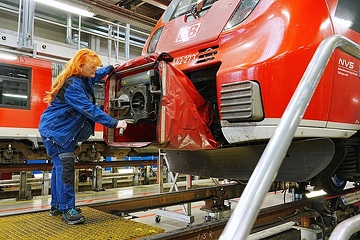 DB Regio AG - Werk Nürnberg - Instandhaltungsarbeiten - Funktionsprüfung durch eine Mitarbeiterin