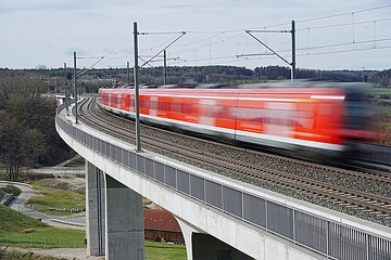 Aurachtalbrücke in Markt Emskirchen mit Zug von DB Regio in Bewegung (Strecke Würzburg - Nürnberg)