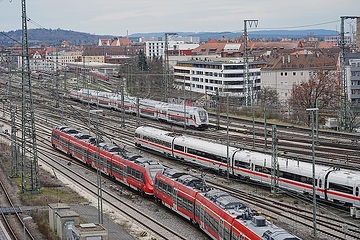 Im Blick - die Infrastruktur der DB - östlicher Bahnhofsbereich in Nürnberg Hbf - mit S-Bahn Nürnberg und ICE T Baureihe 411 sowie Intercity 2