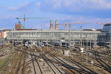 Blick von der Hackerbrücke auf den Hauptbahnhof der bayerischen Landeshauptstadt München.