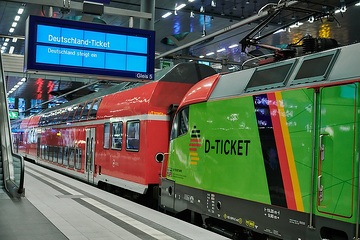 Baureihe 182 mit Branding "Deutschland steigt ein"