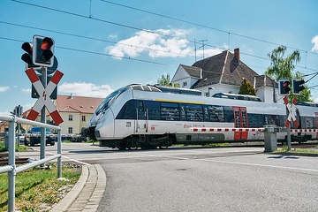 Talent 2 Baureihe 1442 im Einsatz für die S-Bahn Mitteldeutschland durchfährt Bahnübergang mit Halbschranke in Dessau Süd.