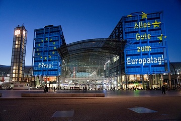 Illuminierter Berliner Hbf - "Alles Gute zum Europatag! #9mai"