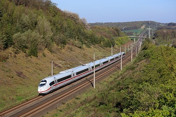 ICE des DB Fernverkehr unterwegs auf der Schnellfahrstrecke Köln - Rhein/Main. Hier bei Hümmerich - ICE 3neo Baureihe 408 in Richtung Frankfurt.