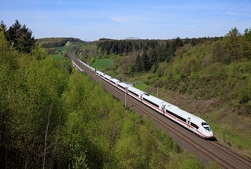 ICE 3neo Baureihe 408 des DB Fernverkehr unterwegs auf der Schnellfahrstrecke Köln - Rhein/Main.