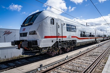 ICE L beim spanischen Hersteller Talgo. Wegen der breiteren Spurweite in Spanien wird der Zug auf Hilfsdrehgestellen transportiert.