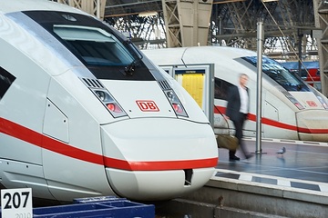 Geschäftsreisender / Pendler auf dem Bahnsteig im Hauptbahnhof Frankfurt am Main zwischen zwei ICE 4