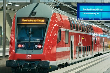 Dosto-Steuerwagen mit Anzeige "Deutschland-Ticket"