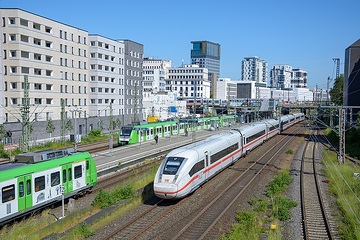 Ein ICE 4 Baureihe 412 des DB Fernverkehr auf dem Weg zum Hbf begegnet in Düsseldorf-Wehrhahn zwei S-Bahnen