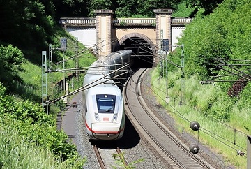 DB Fernverkehr mit einem ICE 4 Baureihe 412 beim verlassen des 983 m langen Hönebachtunnel in Hessen. Nächster Haltebahnhof ist Erfurt Hbf.
