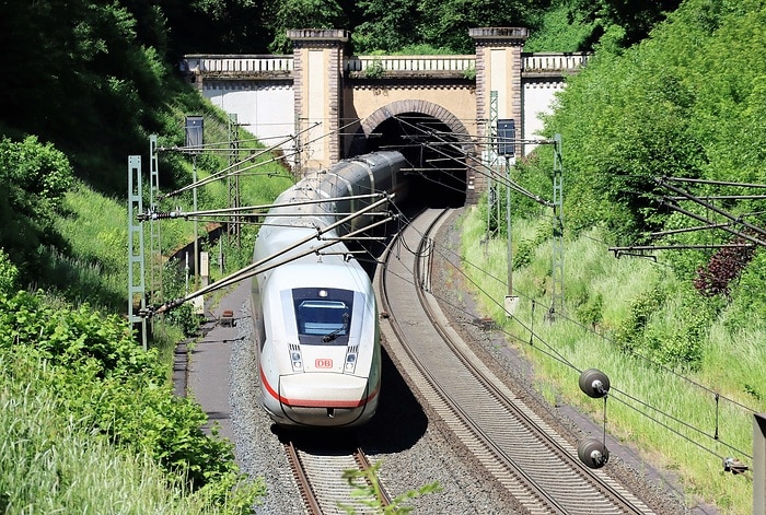 DB239918 Ein ICE 4 verlässt den Hönebachtunnel