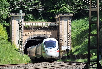 Ein ICE T Baureihe 411 des DB Fernverkehr verlässt den 983 m langen Hönebachtunnel in Hessen. Nächster Halt: Fulda.