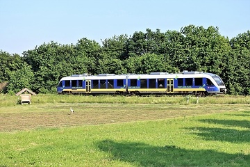 Ein Triebwagen der Baureihe 648 (LINT 41) aus dem Fahrzeugpool der LNVG im Einsatz bei der Regionalverkehre Start Deutschland GmbH. Regionalbahn von Löhne nach Hildesheim zwischen Veltheim und Rinteln.