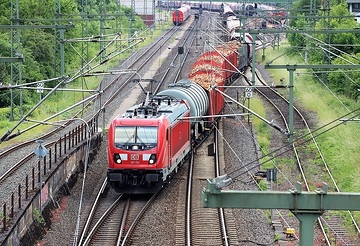 Ein DB Cargo Güterzug des Einzelwagenverkehrs mit einer Ellok der Baureihe 187 verlässt den Bahnhof Finnentrop in Richtung Hagen-Vorhalle.