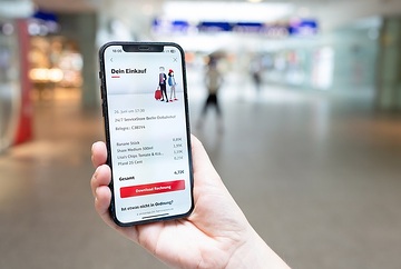 Kassenloser 24/7 ServiceStore am Berliner Ostbahnhof - Die 24/7 ServiceStore-App berechnet automatisch die Summe des Einkaufs und erstellt eine Rechnung.