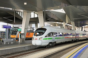 Grenzüberschreitender Verkehr in Kooperation der ÖBB & des DB Fernverkehr. ICE T Baureihe 411 in Hbf Wien.