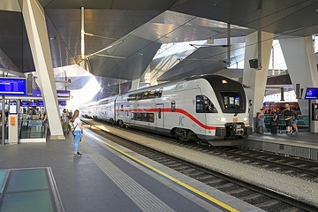Grenzüberschreitender Verkehr in Kooperation der ÖBB & des DB Fernverkehr. Ein Intercity 2 der Baureihe 4010 in Wien Hbf.