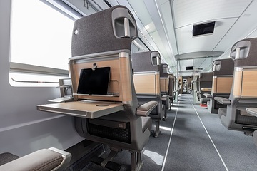 Neues ICE Innendesign - 1. Klasse im ICE 3neo Sitz mit Tablet- und Getränkehalter