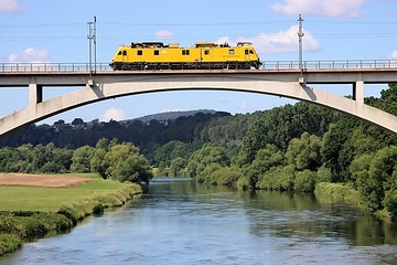 Über die Fuldabrücke in Baunatal-Guntershausen rollt ein Fahrzeug der Baureihe 711 des Bereiches "Netz Instandhaltung".