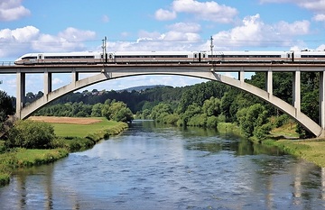 Über die Fuldabrücke in Baunatal-Guntershausen rollt der ICE 4 "Bundesrepublik Deutschland" des DB Fernverkehr.