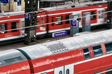 Regionalzug und S-Bahn im Hamburger Hauptbahnhof