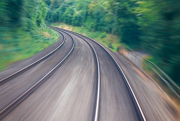 DB242392 Blick aus dem Führerstand auf die Strecke - mit Bewegungsunschärfe
