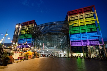 Die DB setzt am Vorabend des Christopher Street Day (CSD) in Berlin ein leuchtendes Zeichen für gesellschaftliche Vielfalt: Der Berliner Huaptbahnhof erstahlt in den Farben des Regenbogens.