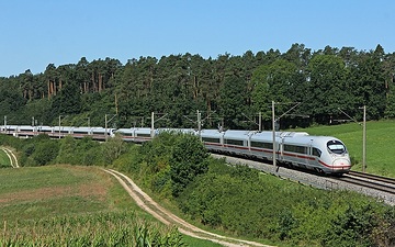 ICE 3 Baureihe 407 des DB Fernverkehr in Doppeltraktion nach Nürnberg unterwegs
