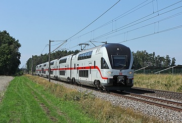 Ein Intercity 2 (Baureihe 4010) auf der Fahrt nach Nürnberg bei Ansbach.