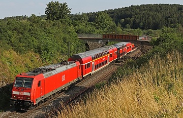 DB Regio mit Baureihe 146 und Dosto als RE nach Nürnberg bei Dettenhofen.