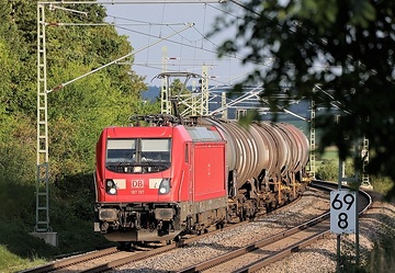 DB Cargo mit Baureihe 187 bei der Traktion eines Kesselwagenzuges bei Oberdachstetten.
