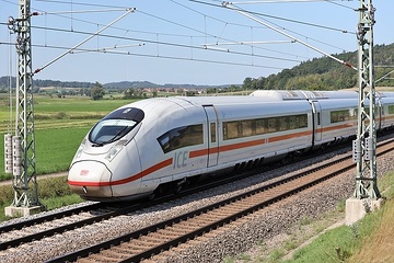 Ein ICE 3 Baureihe 407 des DB Fernverkehr bei Oberdachstetten .