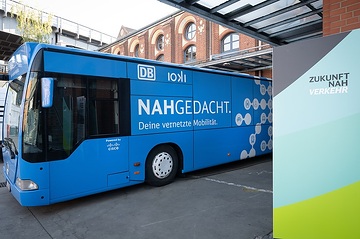 Auf der Branchenmesse „Zukunft Nahverkehr“ zeigt die DB Innovationen der Nahverkehrsbranche. Roadshowbus von DB Regio „Nahgedacht“