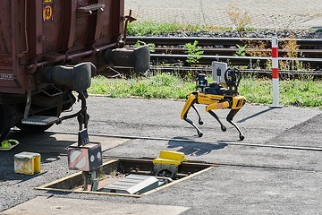 Der Laufroboter „Spot“ wird im Instandhaltungswerk in Mainz-Bischofsheim bei der DB Cargo getestet.