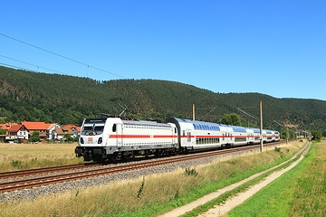 Ein Intercity 2 mit Baureihe 147 des DB Fernverkehr auf der Saalbahn bei Etzelbach nach Leipzig.
