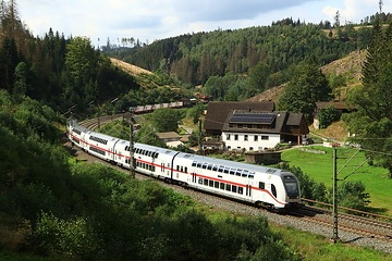 Auf der Frankenwaldsüdrampe, unweit der malerisch gelegenen Kohlmühle, strebt ein Intercity 2 des DB Fernverkehr dem Brechpunkt der Strecke in Steinbach am Wald und dem nächsten Halt in Saalfeld/Saale entgegen.
