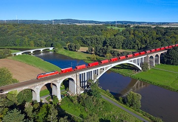 Baureihe 152 der DB Cargo mit einem Güterzug (Ladegut Kalisalz) passiert die Fuldabrücke Guntershausen auf der Fahrt zu einem Nordseehafen.