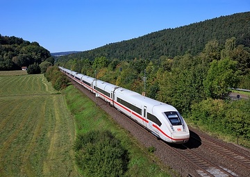 ICE 4 Baureihe 412 des DB Fernverkehr unterwegs im Haunetal in Hessen