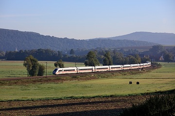 ICE 4 Baureihe 412 des DB Fernverkehr unterwegs im Haunetal in Hessen