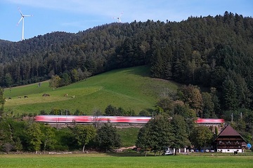 DB Regio mit dem Regionalexpress "Schwarzwald" unterwegs zwischen Karlsruhe / Offenburg und Konstanz - hier bei Triberg. (Dosto mit Ellok der Baureihe 146)